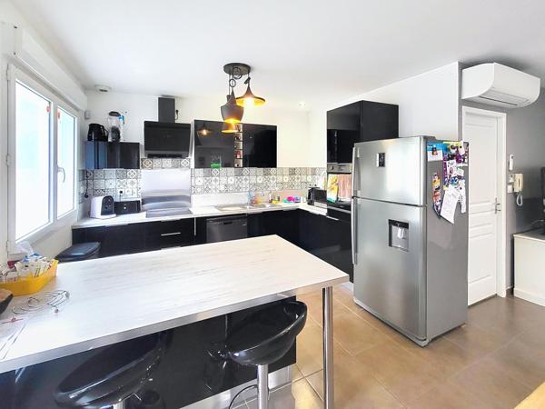 Au cœur de CHAVANOZ - VILLA récente de 120 m² / 1725 m² clos - Garage Serre/jardin