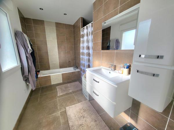Au cœur de CHAVANOZ - VILLA récente de 120 m² / 1725 m² clos - Garage Serre/jardin