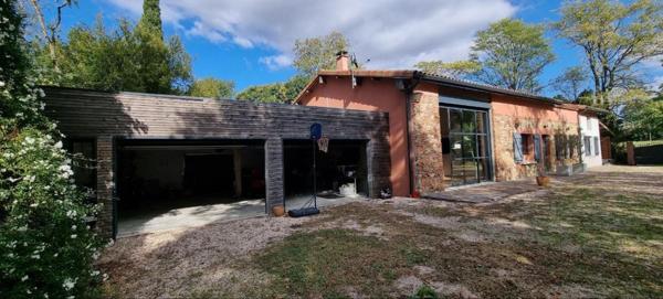 Ancienne ferme rénovée avec piscine et box à chevaux