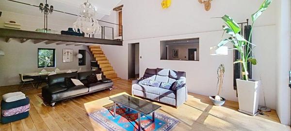 Ancienne ferme rénovée avec piscine et box à chevaux