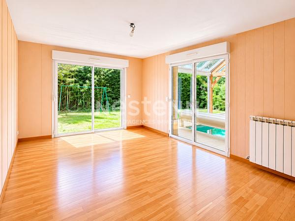 Maison contemporaine familiale 2h de Paris 5pieces piscine intérieure Montapins