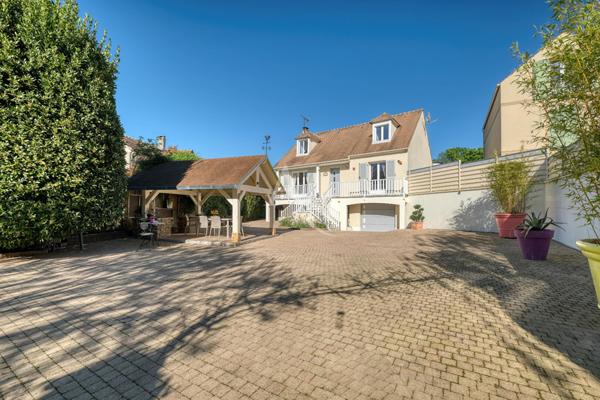 Maison individuelle avec sous-sol total, jardin intimiste de 2 412 m2 et suite parentale au RDC