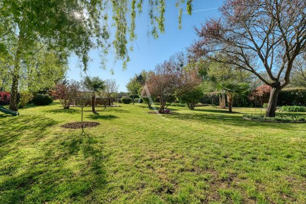 Maison individuelle avec sous-sol total, jardin intimiste de 2 412 m2 et suite parentale au RDC