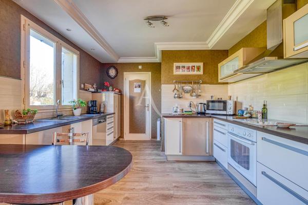 Maison individuelle avec sous-sol total, jardin intimiste de 2 412 m2 et suite parentale au RDC