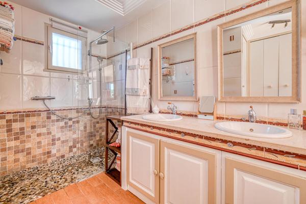 Maison individuelle avec sous-sol total, jardin intimiste de 2 412 m2 et suite parentale au RDC