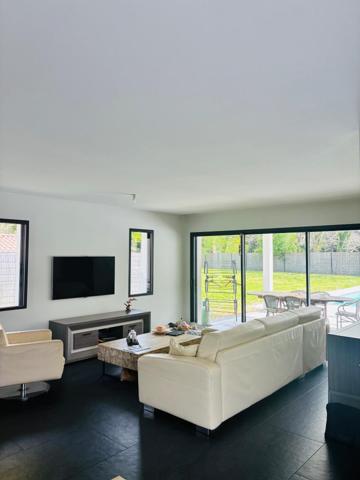 Maison récente de plain-pied avec piscine et dépendance