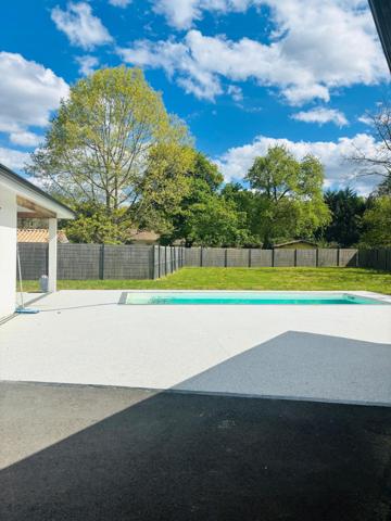 Maison récente de plain-pied avec piscine et dépendance