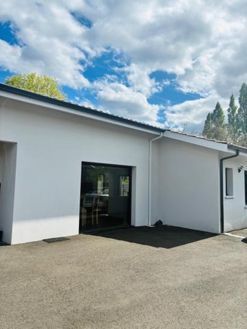 Maison récente de plain-pied avec piscine et dépendance