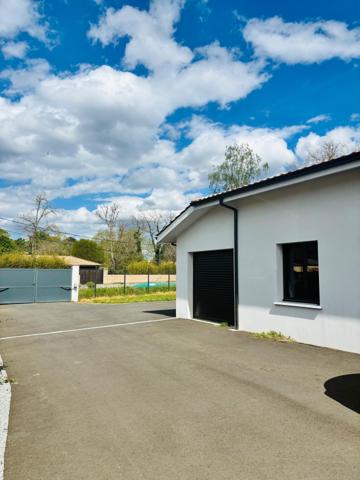 Maison récente de plain-pied avec piscine et dépendance