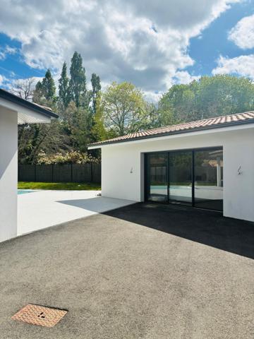 Maison récente de plain-pied avec piscine et dépendance
