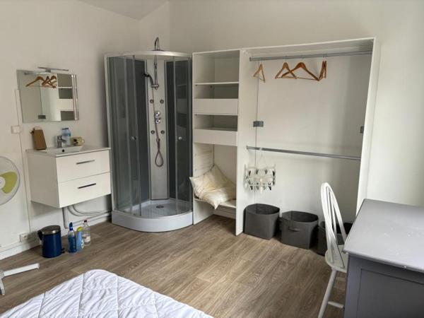 Chambre meublée