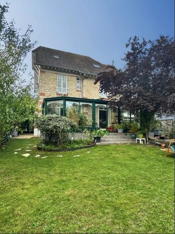 Vente                                                      Maison
                        
                     8 pièces                      220 m2                     à Fontainebleau