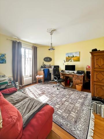 Vente                                                      Maison
                        
                     8 pièces                      220 m2                     à Fontainebleau