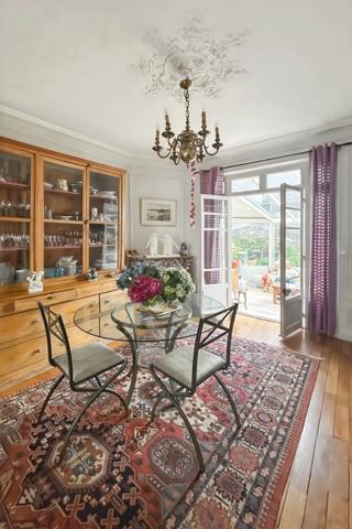 Vente                                                      Maison
                        
                     8 pièces                      220 m2                     à Fontainebleau