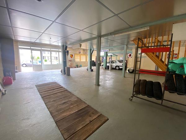 Local Commercial
         5 pièces
        - 224 m²