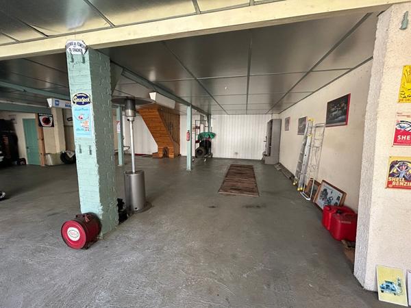 Local Commercial
         5 pièces
        - 224 m²