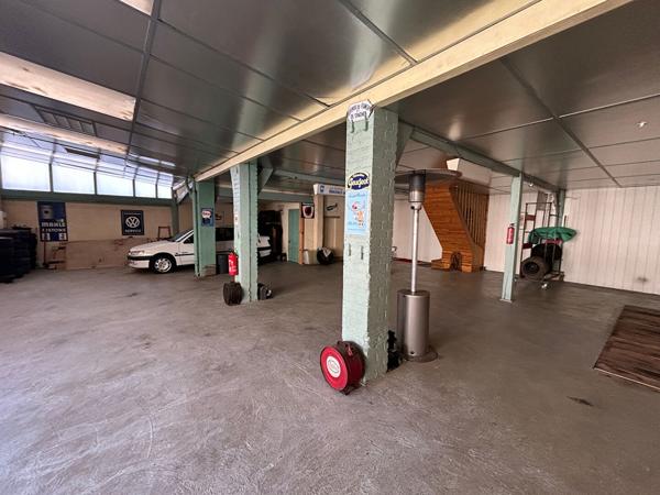 Local Commercial
         5 pièces
        - 224 m²