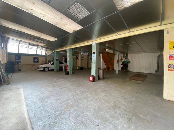 Local Commercial
         5 pièces
        - 224 m²