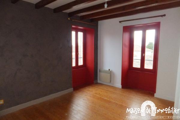 Location Appartement - 2 pièces - 56m² - SEGONZAC Centre-ville