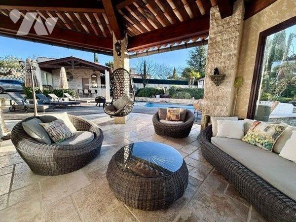 Superbe villa d'env 153 m² offrant de beaux volumes, elle se situe dans un quartier calme et ré...