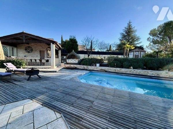 Superbe villa d'env 153 m² offrant de beaux volumes, elle se situe dans un quartier calme et ré...