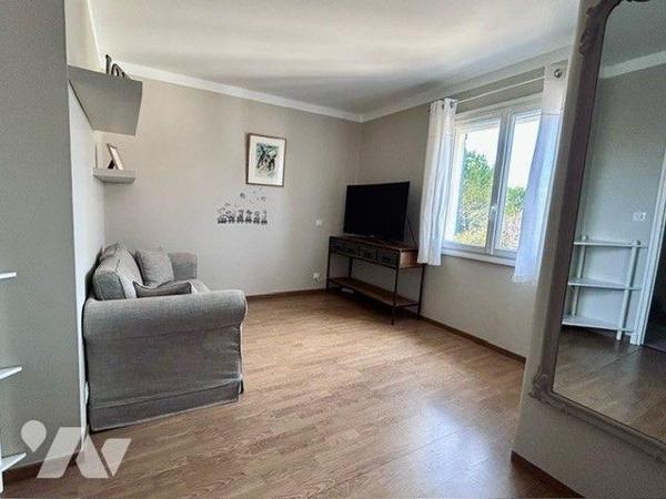 Superbe villa d'env 153 m² offrant de beaux volumes, elle se situe dans un quartier calme et ré...