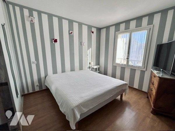 Superbe villa d'env 153 m² offrant de beaux volumes, elle se situe dans un quartier calme et ré...