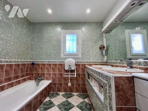 Superbe villa d'env 153 m² offrant de beaux volumes, elle se situe dans un quartier calme et ré...