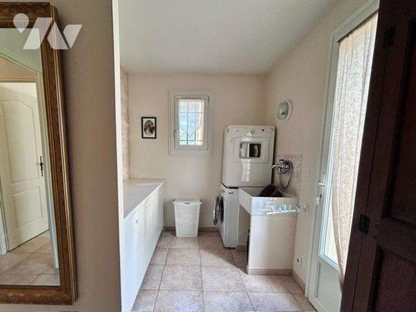 Superbe villa d'env 153 m² offrant de beaux volumes, elle se situe dans un quartier calme et ré...