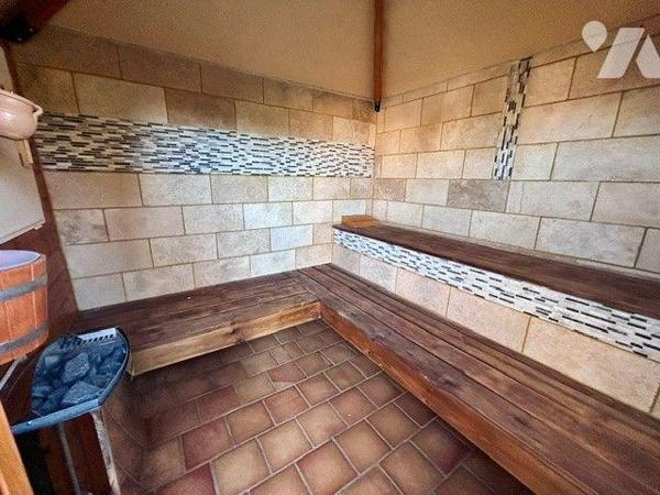 Superbe villa d'env 153 m² offrant de beaux volumes, elle se situe dans un quartier calme et ré...