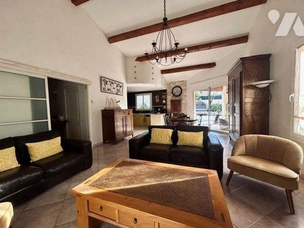 Superbe villa d'env 153 m² offrant de beaux volumes, elle se situe dans un quartier calme et ré...