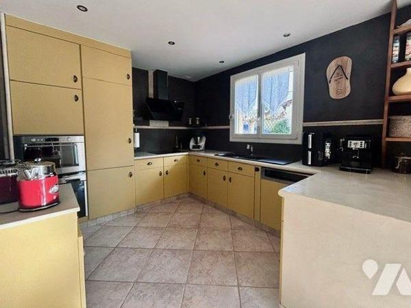 Superbe villa d'env 153 m² offrant de beaux volumes, elle se situe dans un quartier calme et ré...