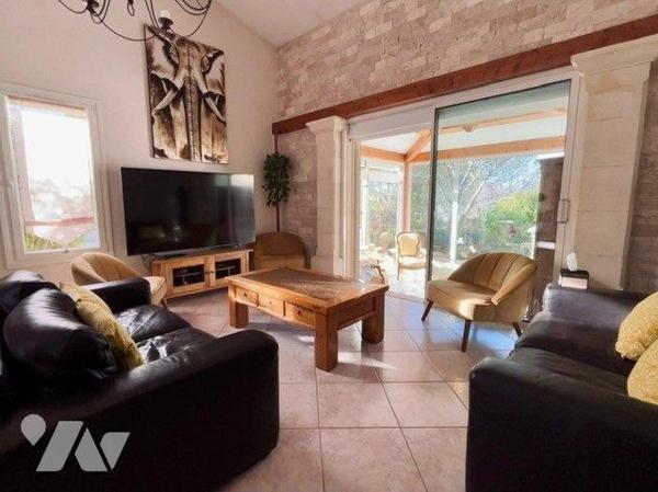 Superbe villa d'env 153 m² offrant de beaux volumes, elle se situe dans un quartier calme et ré...