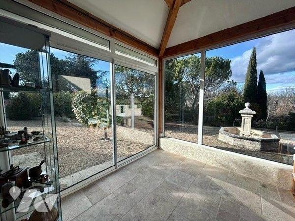 Superbe villa d'env 153 m² offrant de beaux volumes, elle se situe dans un quartier calme et ré...