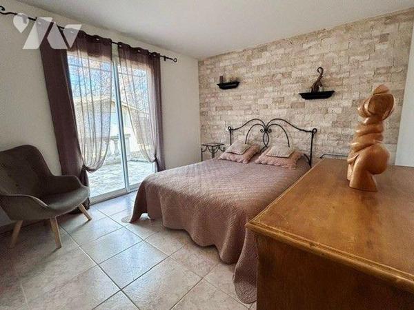 Superbe villa d'env 153 m² offrant de beaux volumes, elle se situe dans un quartier calme et ré...