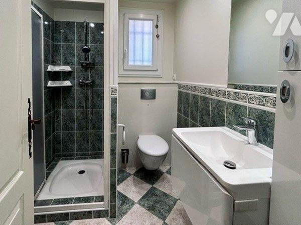 Superbe villa d'env 153 m² offrant de beaux volumes, elle se situe dans un quartier calme et ré...