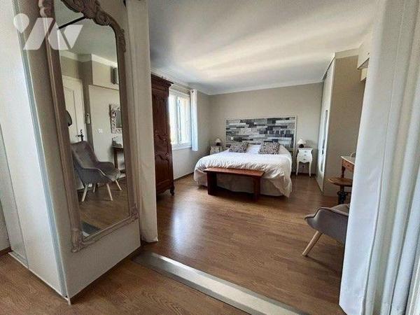 Superbe villa d'env 153 m² offrant de beaux volumes, elle se situe dans un quartier calme et ré...