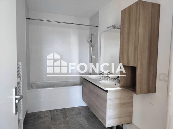 Location Appartement 4 pièces 82.8 m² - 26 Chemin de Montferrand Ambares-et-lagrave 33440