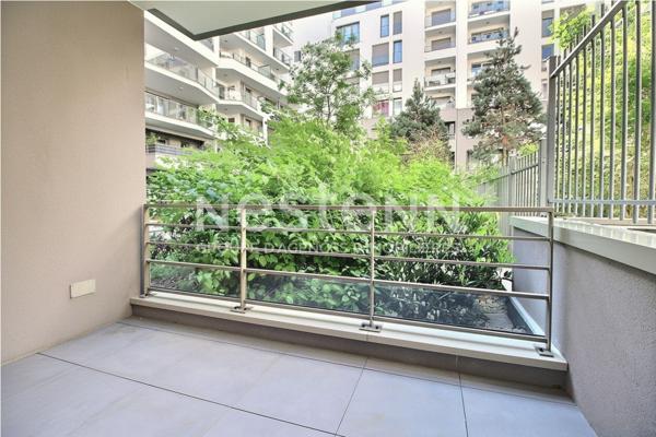 Appartement  récent Meublé à Courbevoie 3 pièces 55.44 m2  calme + Terrasse + Parking