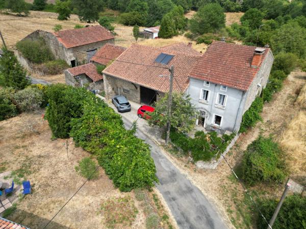 Spacieuse maison de hameau offrant une configuration modulable, de superbes espaces extérieurs et des granges