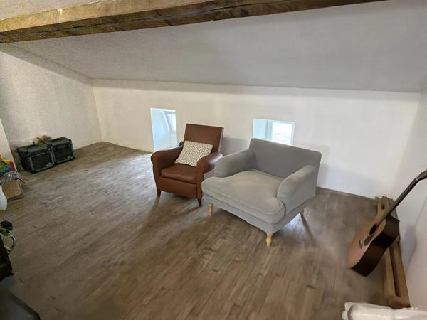 Spacieuse maison de hameau offrant une configuration modulable, de superbes espaces extérieurs et des granges