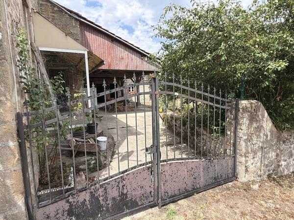 Spacieuse maison de hameau offrant une configuration modulable, de superbes espaces extérieurs et des granges