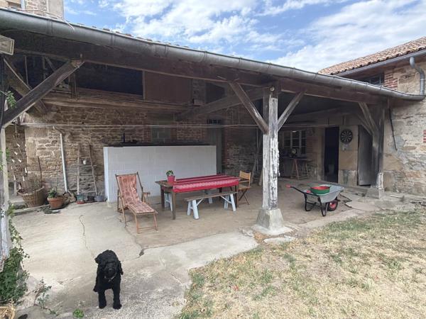 Spacieuse maison de hameau offrant une configuration modulable, de superbes espaces extérieurs et des granges