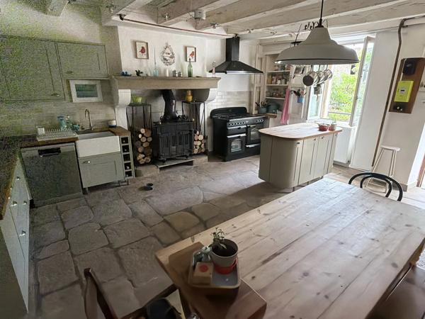 Spacieuse maison de hameau offrant une configuration modulable, de superbes espaces extérieurs et des granges