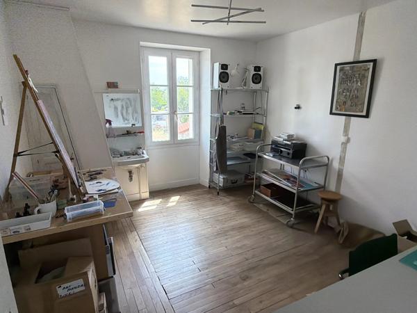 Spacieuse maison de hameau offrant une configuration modulable, de superbes espaces extérieurs et des granges