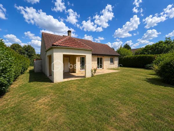 Rebecca Sebarg, BSK Immobilier, a le plaisir de vous présenter cette magnifique maison de plain-pied construite en 1990, implantée sur un terrain d’environ 670 m², dans une impasse au calme, tout en étant à proximité immédiate des commerces.

Dès l’entrée, vous découvrirez un hall accueillant avec un WC indépendant équipé d’un lave-mains.

Vous serez séduits par une spacieuse pièce de vie d’environ 35 m², baignée de lumière, CLIMATISATION, comprenant un double séjour agrémenté d’une cheminée moderne et récente, avec un accès direct à la terrasse et au jardin.

La cuisine ouverte, moderne, entièrement aménagée et équipée, communique directement avec le garage pour un confort de vie optimal.

Un couloir dessert la partie nuit comprenant :
un placard de rangement, 2 chambres, dont une équipée de la CLIMATISATION, une grande salle de bains moderne d’environ 10 m², avec douche à l’italienne, double vasque et WC suspendu.

Un garage d’environ 17 m² ainsi qu’une buanderie viennent compléter ce bien.

Les atouts de cette maison :

- Possibilité de faire le tour de la maison des 2 côtés.
- CLIMATISATION dans le séjour ainsi que dans une chambre.
- Cheminée moderne et récente dans le double séjour.
- Chaudière gaz récente.
- Fenêtres en aluminium double vitrage avec volets roulants électriques.
- Deux stores bannes électriques avec éclairage LED, parfaits pour profiter pleinement de la terrasse.
- Garage d’environ 17 m², entièrement isolé, avec accès aux combles offrant une possibilité d’aménagement.
- Accès direct depuis la buanderie vers l’extérieur et la terrasse, agrémentée d’un joli préau.
- AUCUN VIS-À-VIS!!

Une maison parfaitement entretenue, offrant de belles prestations et un cadre de vie privilégié. Elle séduira les acquéreurs à la recherche d’un environnement paisible, tout en restant proche des commodités.

Une visite s’impose ! Contactez-moi dès maintenant pour découvrir cette belle opportunité.

Taxe foncière: 1870€