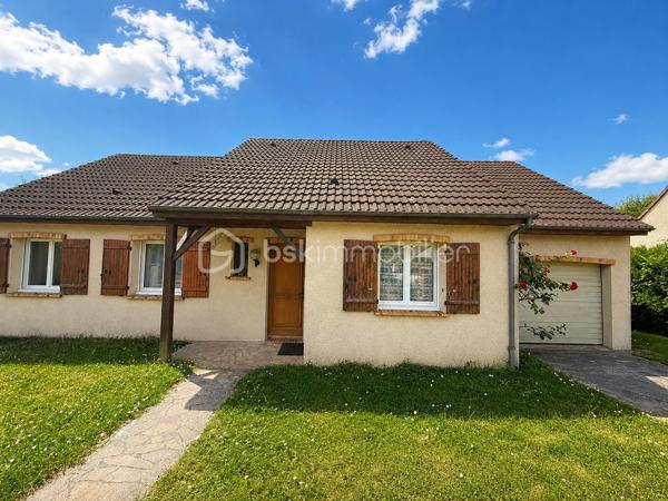 Rebecca Sebarg, BSK Immobilier, a le plaisir de vous présenter cette magnifique maison de plain-pied construite en 1990, implantée sur un terrain d’environ 670 m², dans une impasse au calme, tout en étant à proximité immédiate des commerces.

Dès l’entrée, vous découvrirez un hall accueillant avec un WC indépendant équipé d’un lave-mains.

Vous serez séduits par une spacieuse pièce de vie d’environ 35 m², baignée de lumière, CLIMATISATION, comprenant un double séjour agrémenté d’une cheminée moderne et récente, avec un accès direct à la terrasse et au jardin.

La cuisine ouverte, moderne, entièrement aménagée et équipée, communique directement avec le garage pour un confort de vie optimal.

Un couloir dessert la partie nuit comprenant :
un placard de rangement, 2 chambres, dont une équipée de la CLIMATISATION, une grande salle de bains moderne d’environ 10 m², avec douche à l’italienne, double vasque et WC suspendu.

Un garage d’environ 17 m² ainsi qu’une buanderie viennent compléter ce bien.

Les atouts de cette maison :

- Possibilité de faire le tour de la maison des 2 côtés.
- CLIMATISATION dans le séjour ainsi que dans une chambre.
- Cheminée moderne et récente dans le double séjour.
- Chaudière gaz récente.
- Fenêtres en aluminium double vitrage avec volets roulants électriques.
- Deux stores bannes électriques avec éclairage LED, parfaits pour profiter pleinement de la terrasse.
- Garage d’environ 17 m², entièrement isolé, avec accès aux combles offrant une possibilité d’aménagement.
- Accès direct depuis la buanderie vers l’extérieur et la terrasse, agrémentée d’un joli préau.
- AUCUN VIS-À-VIS!!

Une maison parfaitement entretenue, offrant de belles prestations et un cadre de vie privilégié. Elle séduira les acquéreurs à la recherche d’un environnement paisible, tout en restant proche des commodités.

Une visite s’impose ! Contactez-moi dès maintenant pour découvrir cette belle opportunité.

Taxe foncière: 1870€