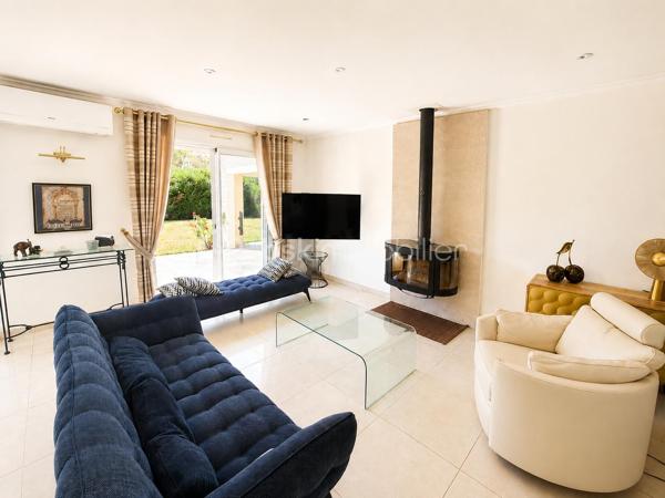 Rebecca Sebarg, BSK Immobilier, a le plaisir de vous présenter cette magnifique maison de plain-pied construite en 1990, implantée sur un terrain d’environ 670 m², dans une impasse au calme, tout en étant à proximité immédiate des commerces.

Dès l’entrée, vous découvrirez un hall accueillant avec un WC indépendant équipé d’un lave-mains.

Vous serez séduits par une spacieuse pièce de vie d’environ 35 m², baignée de lumière, CLIMATISATION, comprenant un double séjour agrémenté d’une cheminée moderne et récente, avec un accès direct à la terrasse et au jardin.

La cuisine ouverte, moderne, entièrement aménagée et équipée, communique directement avec le garage pour un confort de vie optimal.

Un couloir dessert la partie nuit comprenant :
un placard de rangement, 2 chambres, dont une équipée de la CLIMATISATION, une grande salle de bains moderne d’environ 10 m², avec douche à l’italienne, double vasque et WC suspendu.

Un garage d’environ 17 m² ainsi qu’une buanderie viennent compléter ce bien.

Les atouts de cette maison :

- Possibilité de faire le tour de la maison des 2 côtés.
- CLIMATISATION dans le séjour ainsi que dans une chambre.
- Cheminée moderne et récente dans le double séjour.
- Chaudière gaz récente.
- Fenêtres en aluminium double vitrage avec volets roulants électriques.
- Deux stores bannes électriques avec éclairage LED, parfaits pour profiter pleinement de la terrasse.
- Garage d’environ 17 m², entièrement isolé, avec accès aux combles offrant une possibilité d’aménagement.
- Accès direct depuis la buanderie vers l’extérieur et la terrasse, agrémentée d’un joli préau.
- AUCUN VIS-À-VIS!!

Une maison parfaitement entretenue, offrant de belles prestations et un cadre de vie privilégié. Elle séduira les acquéreurs à la recherche d’un environnement paisible, tout en restant proche des commodités.

Une visite s’impose ! Contactez-moi dès maintenant pour découvrir cette belle opportunité.

Taxe foncière: 1870€