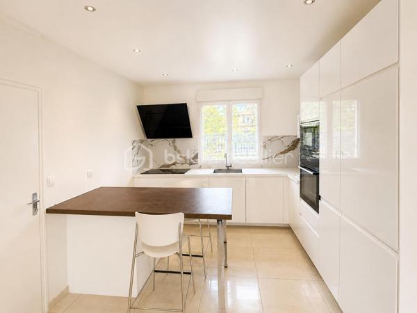 Rebecca Sebarg, BSK Immobilier, a le plaisir de vous présenter cette magnifique maison de plain-pied construite en 1990, implantée sur un terrain d’environ 670 m², dans une impasse au calme, tout en étant à proximité immédiate des commerces.

Dès l’entrée, vous découvrirez un hall accueillant avec un WC indépendant équipé d’un lave-mains.

Vous serez séduits par une spacieuse pièce de vie d’environ 35 m², baignée de lumière, CLIMATISATION, comprenant un double séjour agrémenté d’une cheminée moderne et récente, avec un accès direct à la terrasse et au jardin.

La cuisine ouverte, moderne, entièrement aménagée et équipée, communique directement avec le garage pour un confort de vie optimal.

Un couloir dessert la partie nuit comprenant :
un placard de rangement, 2 chambres, dont une équipée de la CLIMATISATION, une grande salle de bains moderne d’environ 10 m², avec douche à l’italienne, double vasque et WC suspendu.

Un garage d’environ 17 m² ainsi qu’une buanderie viennent compléter ce bien.

Les atouts de cette maison :

- Possibilité de faire le tour de la maison des 2 côtés.
- CLIMATISATION dans le séjour ainsi que dans une chambre.
- Cheminée moderne et récente dans le double séjour.
- Chaudière gaz récente.
- Fenêtres en aluminium double vitrage avec volets roulants électriques.
- Deux stores bannes électriques avec éclairage LED, parfaits pour profiter pleinement de la terrasse.
- Garage d’environ 17 m², entièrement isolé, avec accès aux combles offrant une possibilité d’aménagement.
- Accès direct depuis la buanderie vers l’extérieur et la terrasse, agrémentée d’un joli préau.
- AUCUN VIS-À-VIS!!

Une maison parfaitement entretenue, offrant de belles prestations et un cadre de vie privilégié. Elle séduira les acquéreurs à la recherche d’un environnement paisible, tout en restant proche des commodités.

Une visite s’impose ! Contactez-moi dès maintenant pour découvrir cette belle opportunité.

Taxe foncière: 1870€