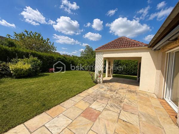 Rebecca Sebarg, BSK Immobilier, a le plaisir de vous présenter cette magnifique maison de plain-pied construite en 1990, implantée sur un terrain d’environ 670 m², dans une impasse au calme, tout en étant à proximité immédiate des commerces.

Dès l’entrée, vous découvrirez un hall accueillant avec un WC indépendant équipé d’un lave-mains.

Vous serez séduits par une spacieuse pièce de vie d’environ 35 m², baignée de lumière, CLIMATISATION, comprenant un double séjour agrémenté d’une cheminée moderne et récente, avec un accès direct à la terrasse et au jardin.

La cuisine ouverte, moderne, entièrement aménagée et équipée, communique directement avec le garage pour un confort de vie optimal.

Un couloir dessert la partie nuit comprenant :
un placard de rangement, 2 chambres, dont une équipée de la CLIMATISATION, une grande salle de bains moderne d’environ 10 m², avec douche à l’italienne, double vasque et WC suspendu.

Un garage d’environ 17 m² ainsi qu’une buanderie viennent compléter ce bien.

Les atouts de cette maison :

- Possibilité de faire le tour de la maison des 2 côtés.
- CLIMATISATION dans le séjour ainsi que dans une chambre.
- Cheminée moderne et récente dans le double séjour.
- Chaudière gaz récente.
- Fenêtres en aluminium double vitrage avec volets roulants électriques.
- Deux stores bannes électriques avec éclairage LED, parfaits pour profiter pleinement de la terrasse.
- Garage d’environ 17 m², entièrement isolé, avec accès aux combles offrant une possibilité d’aménagement.
- Accès direct depuis la buanderie vers l’extérieur et la terrasse, agrémentée d’un joli préau.
- AUCUN VIS-À-VIS!!

Une maison parfaitement entretenue, offrant de belles prestations et un cadre de vie privilégié. Elle séduira les acquéreurs à la recherche d’un environnement paisible, tout en restant proche des commodités.

Une visite s’impose ! Contactez-moi dès maintenant pour découvrir cette belle opportunité.

Taxe foncière: 1870€